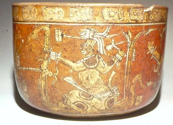 Vase avec des dieux et des glyphes décrivant une action